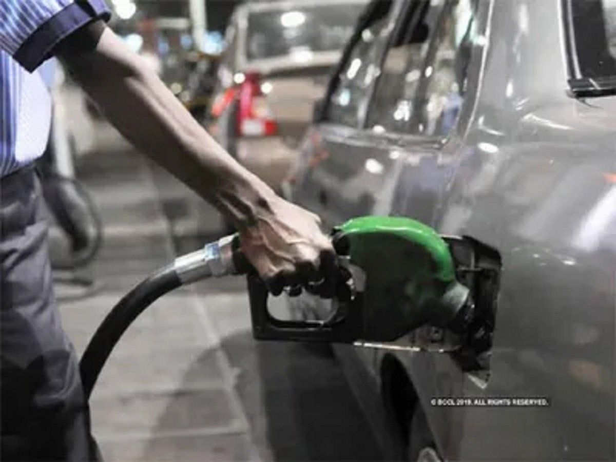 Petrol पंप वालों ने 35 लीटर की टंकी में डाल दिया 43 लीटर तेल, ग्राहक ने किया हंगामा तो खुल गई पोल