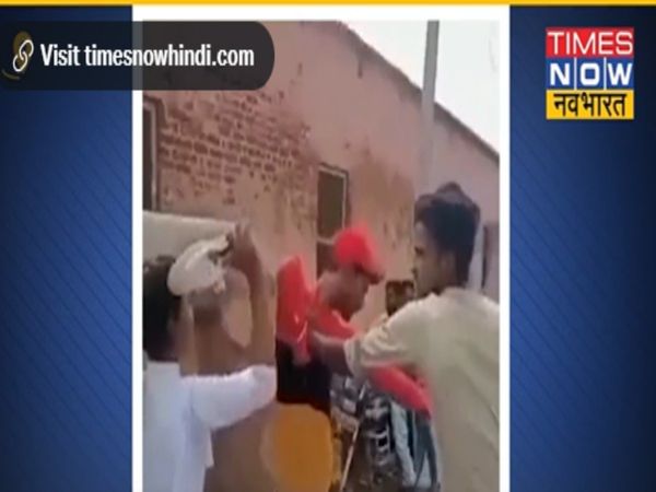 युवक ने मांगा मोबाइल नंबर, मर्दानी बन छात्रा ने चप्पलों से की जमकर पिटाई, वीडियो वायरल