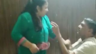 पति था दूसरी महिला के साथ, पत्नी ने जमकर काटा बवाल, VIDEO