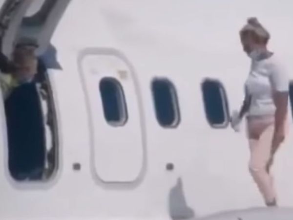 Woman in the plane upset due to heat, emergency gate opened, walk on wing Viral Video