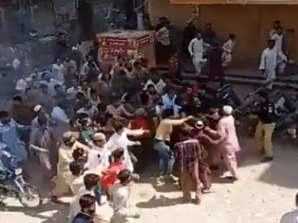 People attacked police in Pakistan