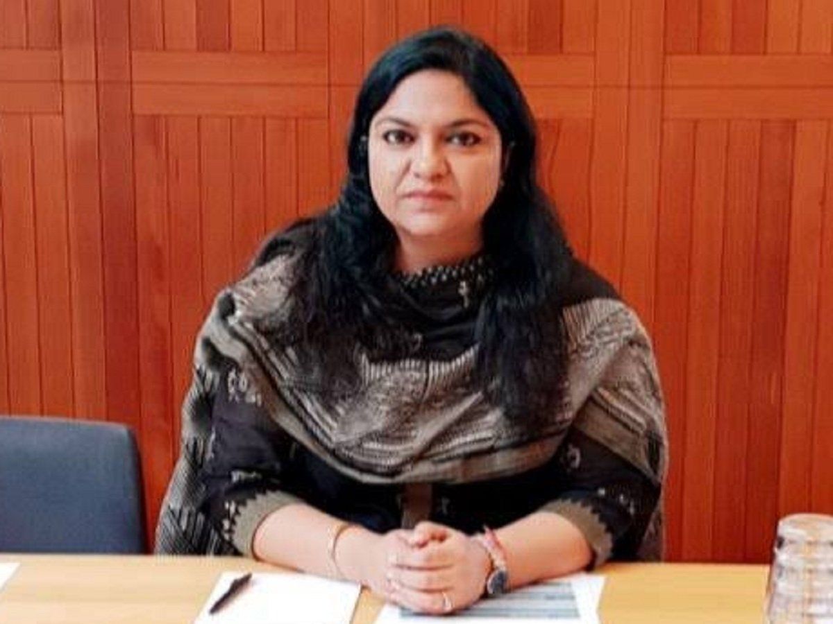 IAS अधिकारी पूजा सिंघल को 5 दिन की ED की हिरासत में भेजा गया, छापेमारी में मिले थे करोड़ों रुपए