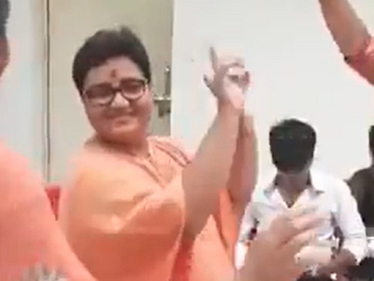 बास्केटबॉल के बाद डांस करती नजर आईं BJP सांसद प्रज्ञा ठाकुर, कांग्रेस का तंज- बगैर सहारे के चलते हुए या...