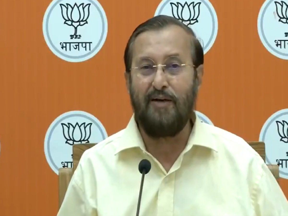 केंद्रीय मंत्री प्रकाश जावड़ेकर का दावा- भारत में टीकाकरण दिसंबर 2021 से पहले पूरा हो जाएगा