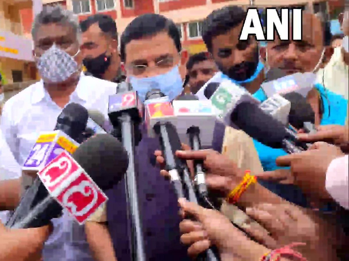 Gujarat: नए CM पर महामंथन, गुजरात पहुंची केंद्रीय नेताओं की टीम, जानें क्या बोले प्रह्लाद जोशी