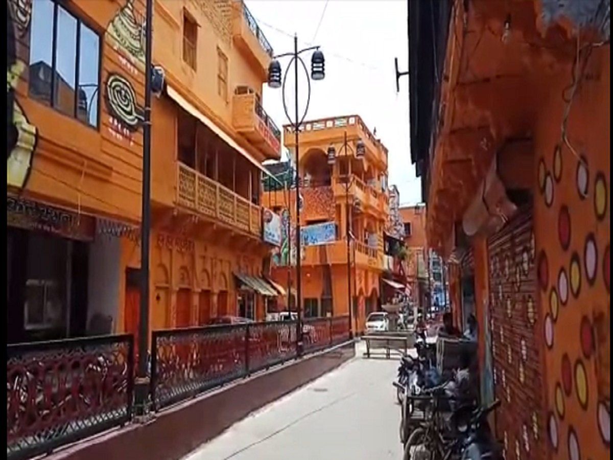 Prayagraj News: प्रयागराज में मकानों पर भगवा रंग पोते जाने पर विवाद, यूपी के मंत्री पर लगा आरोप