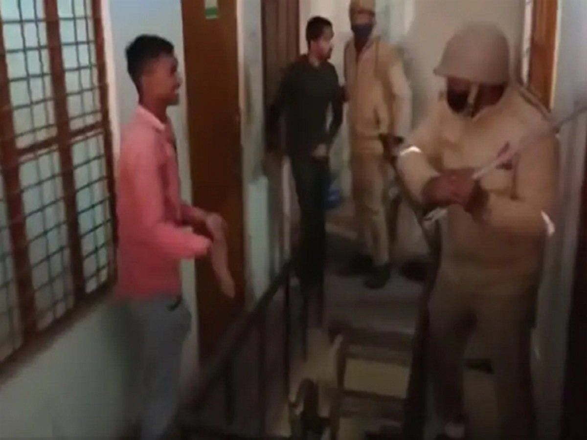 Prayagraj: में पुलिस ने लॉज का दरवाजा तोड़कर की छात्रों की पिटाई, विपक्ष सरकार पर हुआ हमलावर