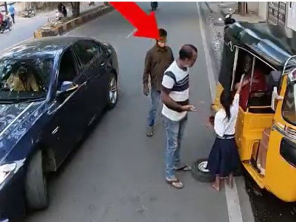  Pregnant Woman Suffering With labour pain on Road Then What Happened Watch Heart Touching Viral video