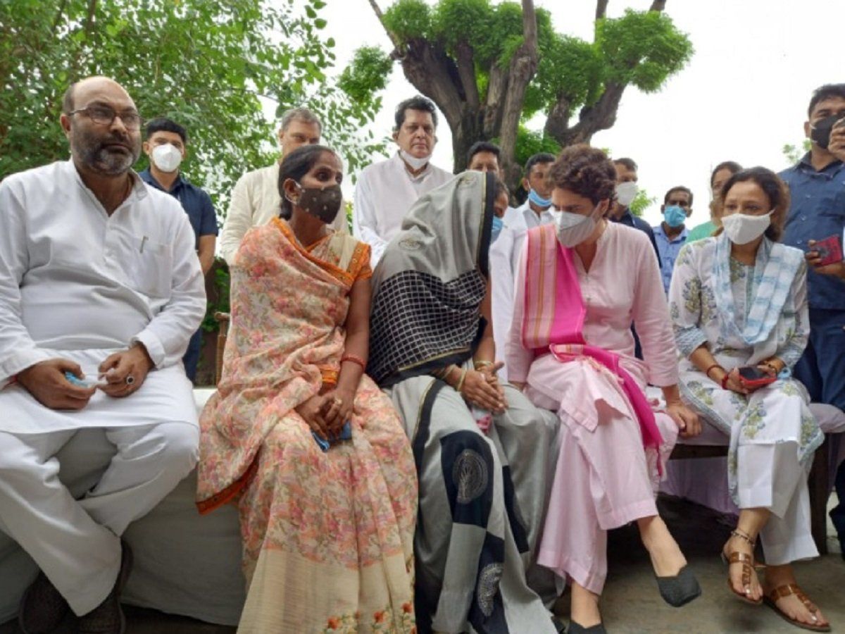 लखीमपुर पहुंचीं प्रियंका गांधी वाड्रा, पंचायत चुनाव के दौरान जिन महिलाओं से हुई थी बदसलूकी उनसे की मुलाकात