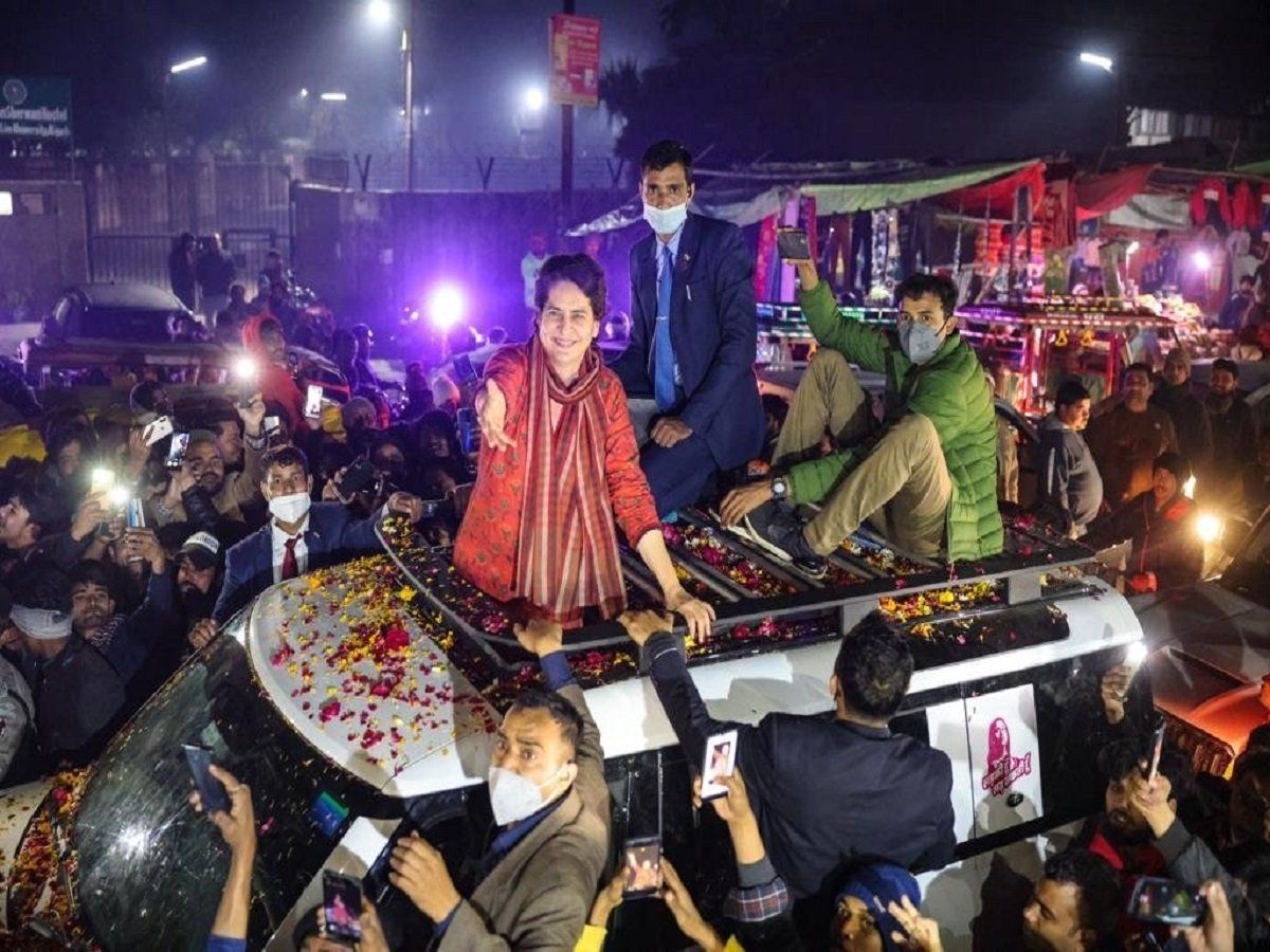 UP Election: प्रियंका के रोड शो में लगे योगी-मोदी जिंदाबाद के नारे, कांग्रेस महासचिव ने थमा दिया पार्टी का घोषणा पत्र