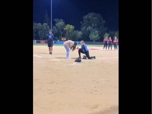 Propose Viral Video Player Propose Girlfriend for Marriage in unique Style Viral Video in Hindi