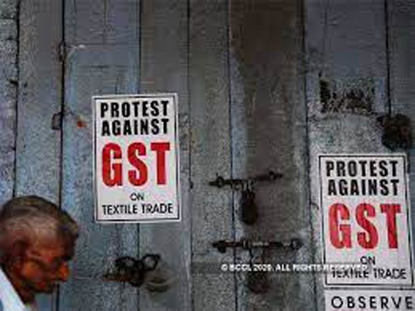 Textile traders in Indore sell pakodas, poha and vegetables on streets, a unique way of protest against increasing GST