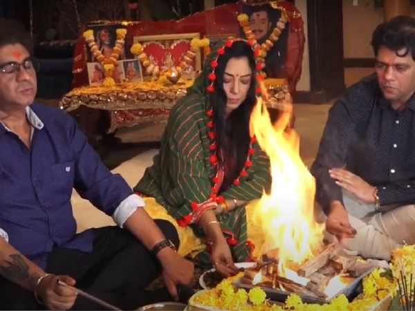 Anupma cast Pooja on the set