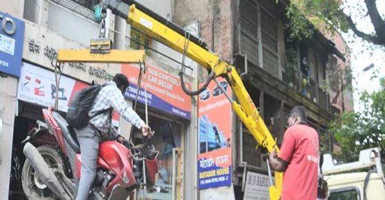 Viral Video|  Pune: Traffic Police lifts the bike rider with a crane with a motorcycle, people are surprised to see the video.  Maharashtra A motorcycle was towed in Pune, while its rider was sitting on it, Watch V