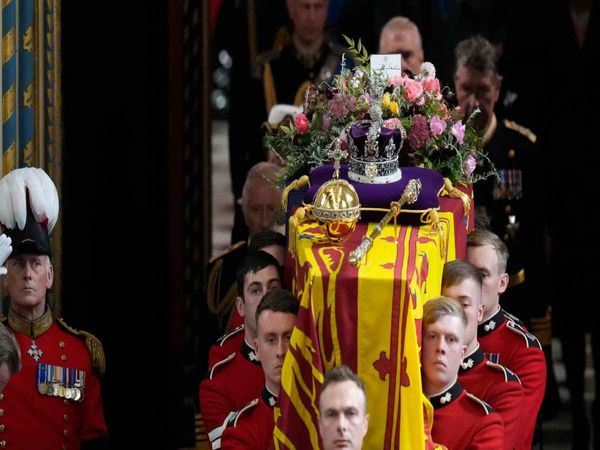 Britain Queen Elizabeth ii was cremated with state honors 2000 people were present