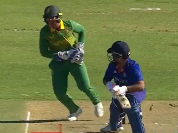 Quinton de Kock stumped Rishabh Pant