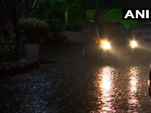 Rain: बदला मौसम का मिजाज, दिल्ली में हुई बारिश से गिरा तापमान, कहीं ओले भी गिरे 