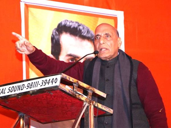 CAA: मुस्लिमों को किया जा रहा है गुमराह, हमारा पीएम तो 24 कैरेट का, राजनाथ सिंह ने दिलाया भरोसा