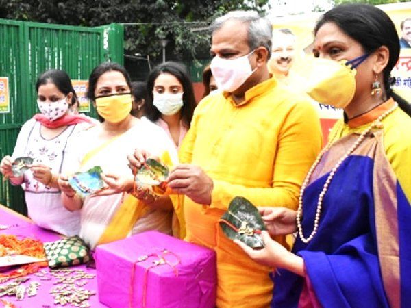 BJP MP Meenakshi Lekhi distributing indigenous rakhi for free China will get a big lesson
