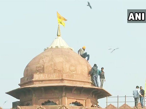 Flag at Red Fort: लाल किले पर झंडा मामले को लेकर भड़के नेता, शशि थरूर से लेकर संजय राउत ने जताया विरोध