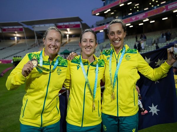 Rachael-Haynes-with-team-Mates