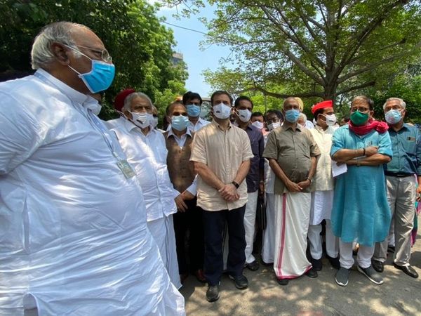 Opposition leaders join farmers protest at Jantar Mantar in Delhi