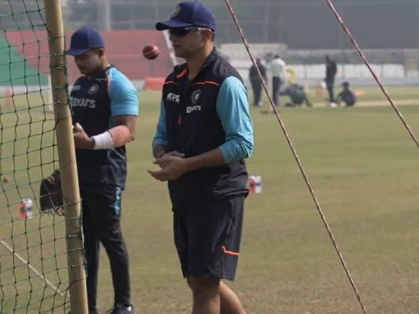 Rahul Dravid bowling