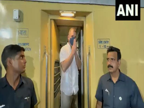 Rahul Gandhi greeted by congress workers at Chittorgarh railway station on his way to Udaipur for Chintan Shivir