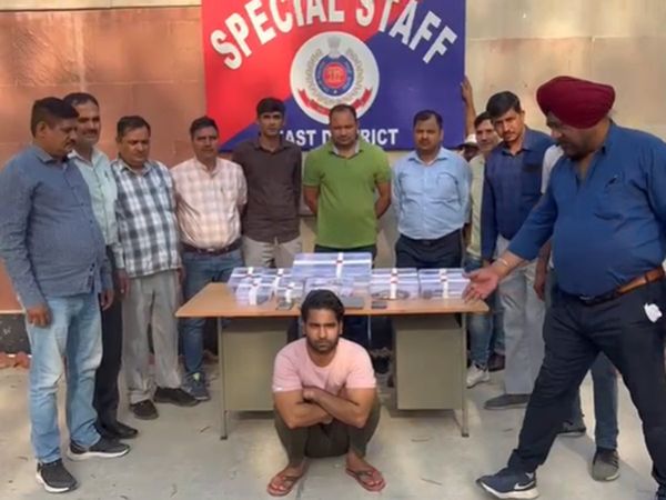 Raid on the whereabouts of bookies in Delhi,Laptops, mobile phones, cash, weapons and drugs recovered