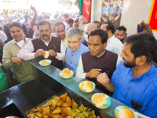 Railway Minister Ashwini Vaishnaw travels in Mumbai local train, tastes vada pav outside station