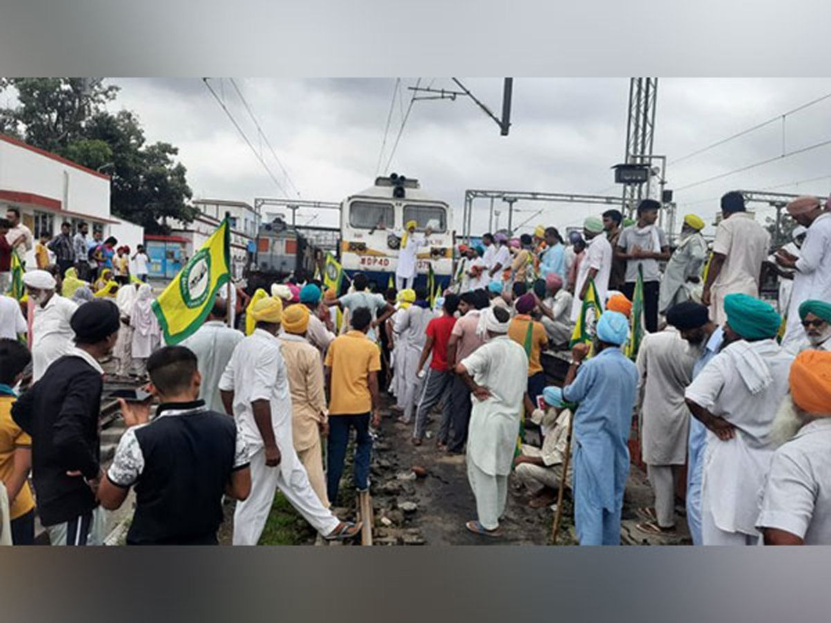 MSP को लेकर किसान फिर सड़कों पर, संयुक्त किसान मोर्चा ने पूरे पंजाब में किया 'रेल रोको' आंदोलन