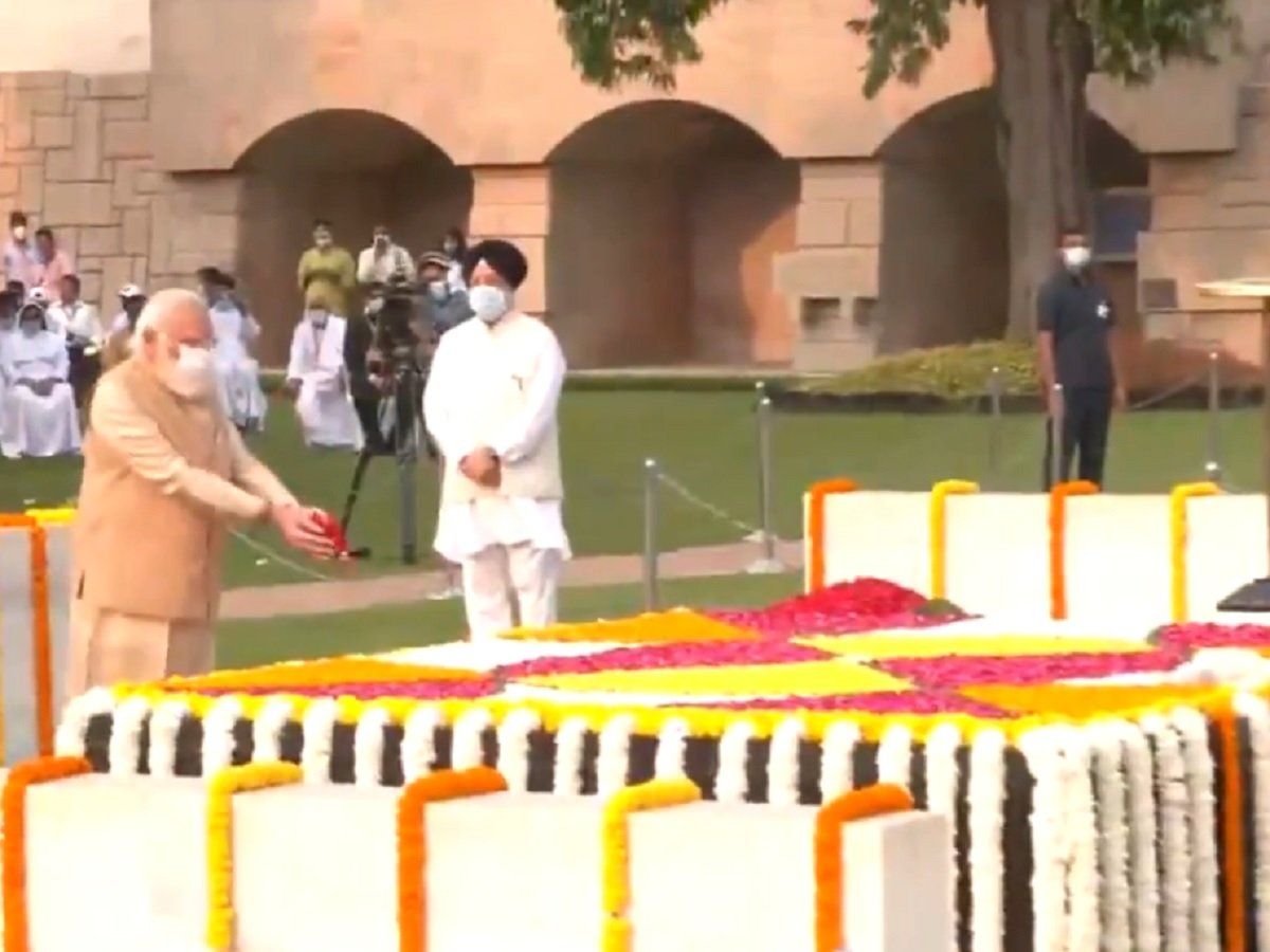 Gandhi jayanti: राजघाट पहुंचकर PM मोदी ने दी गांधी को श्रद्धांजलि, सोनिया-केजरीवाल ने भी किया याद