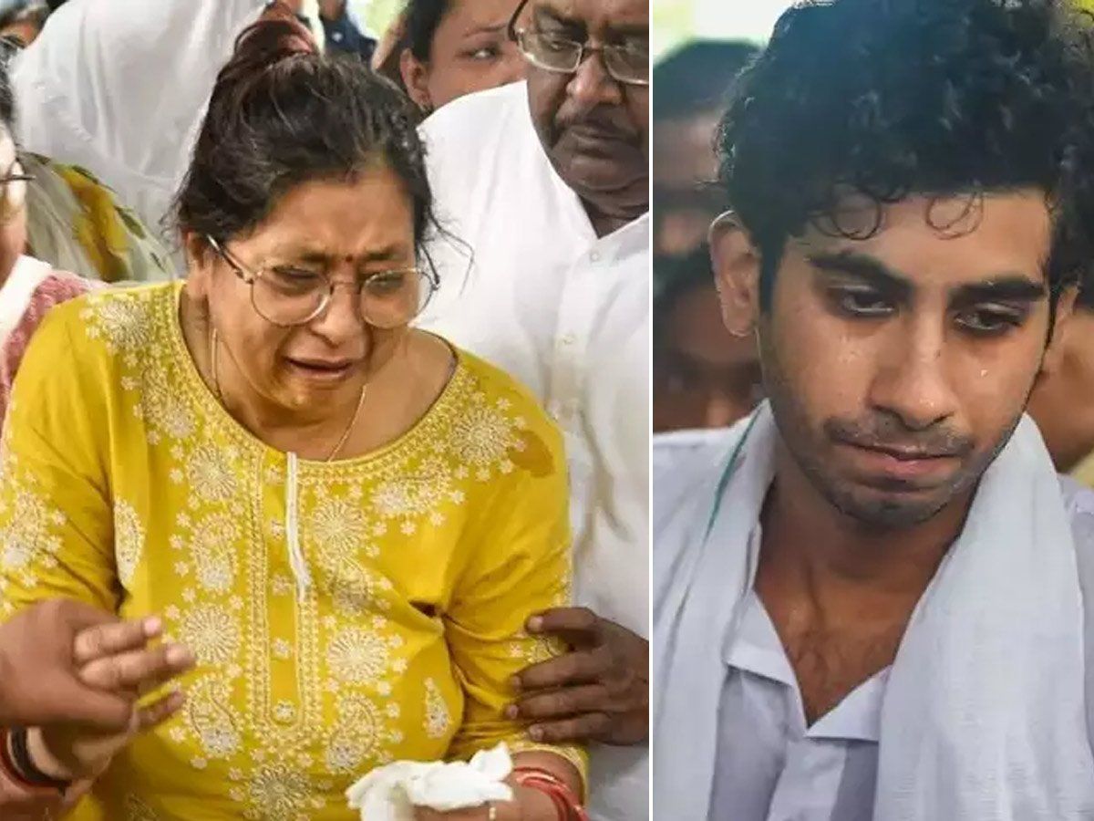 Raju Srivastav Funeral: अंतिम विदाई देते हुए राजू श्रीवास्तव की पत्नी शिखा का रो-रोकर बुरा हाल, बेटे आयुष्मान की ऐसी थी हालत