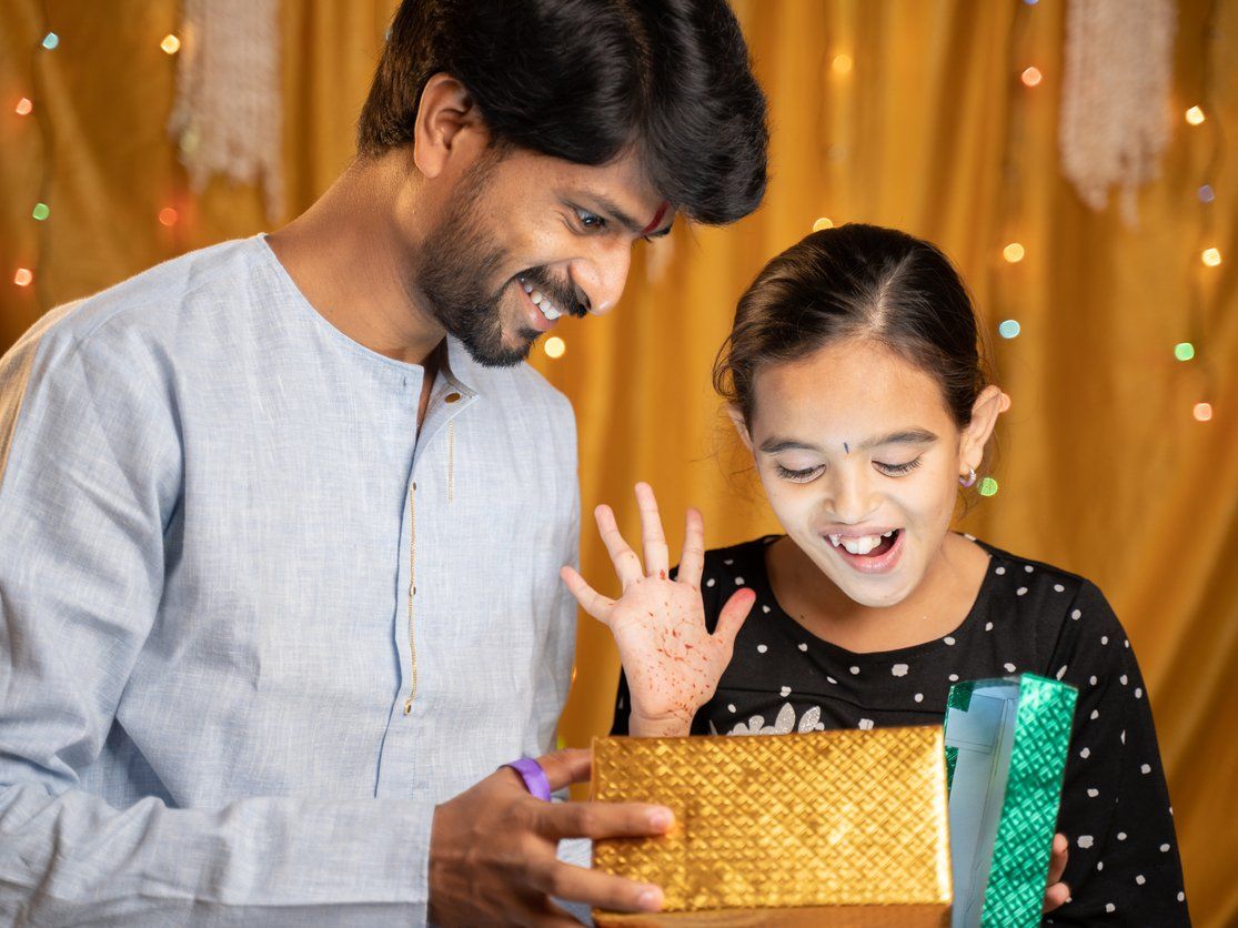 Raksha Bandhan 2022: आपकी बहन पढ़ाकू हो या फिटनेस लवर, ये गिफ्ट पाकर हो जाएगी सरप्राइज