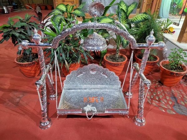 Five hundred years later, the Lord got a silver swing, will sit on this grand swing of 21 kg from Nagpanchami