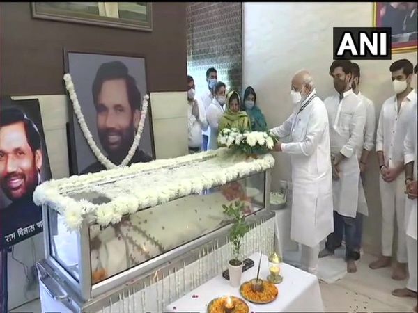 PM Narendra Modi pays last respects to Union Minister and LJP leader Ram Vilas Paswan at the latter's residence
