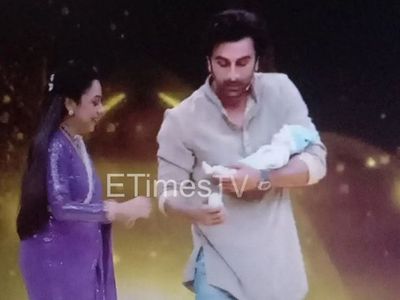 Ranbir Kapoor learning father duties adorable video: Anupamaa aka Rupali Ganguly teaching Ranbir Kapoor parenting tips Ranbir Kapoor learning father duties adorable video: Anupamaa aka Rupali Ganguly teaching Ranbir Kapoor parenting tips