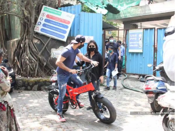 Ranbir Kapoor seen on the fancy bicycle