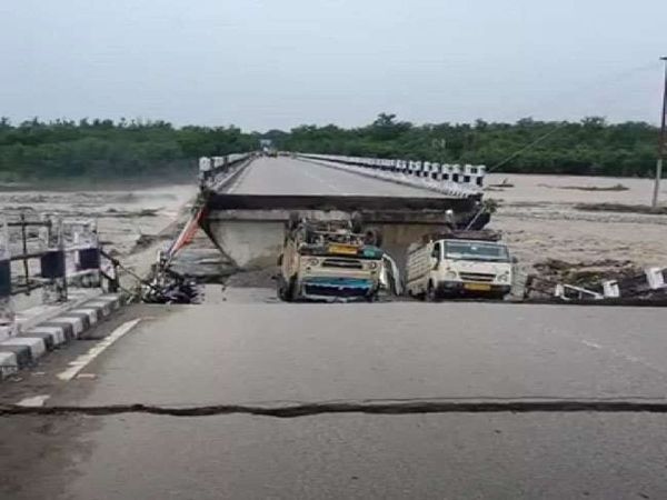 Uttarakhand Rani Pokhri Bridge collapse on Dehradun Rishikesh Highway, couple of vehicles washed away