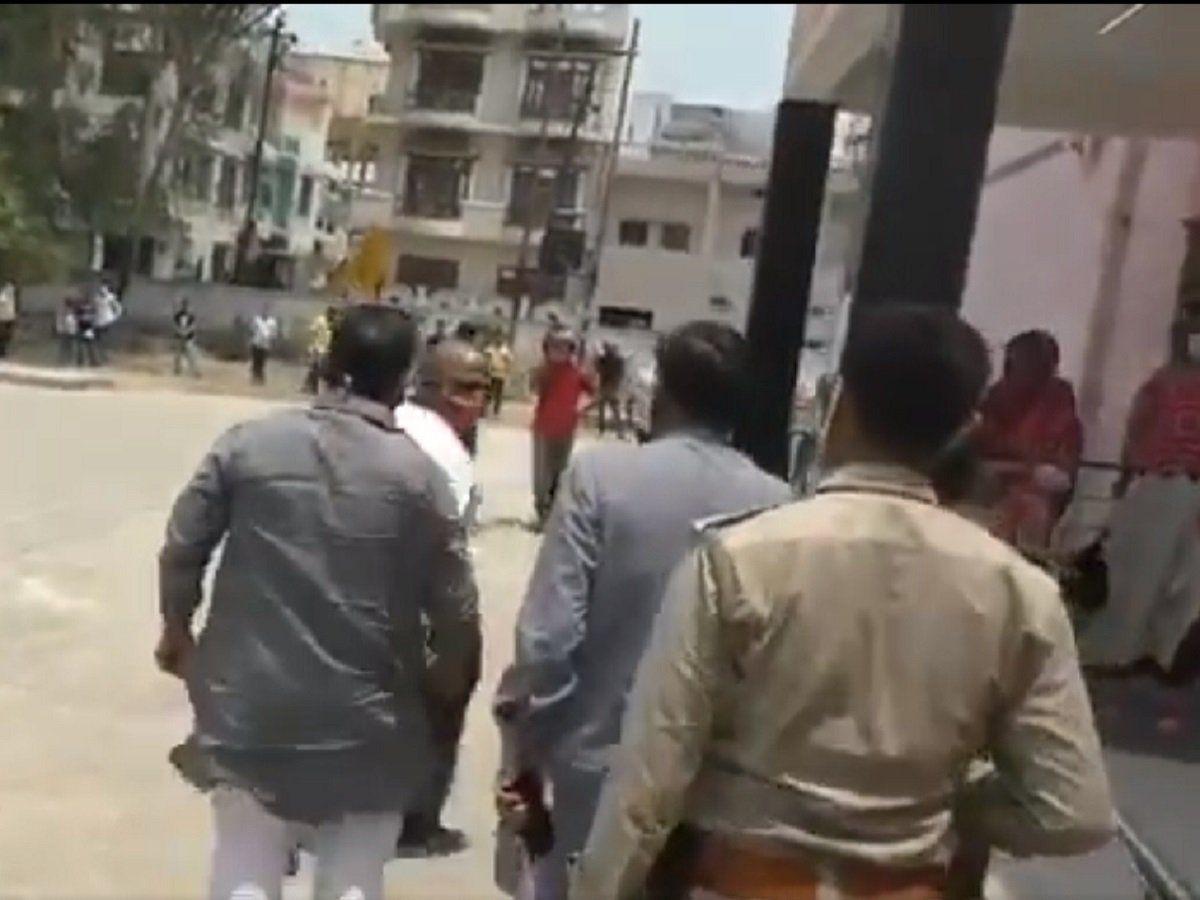 कोरोना टीकाकरण के वक्त युवक ने इस बात पर जताई आपत्ति, मारने दौड़ पड़े मंत्री रविंद्र जायसवाल