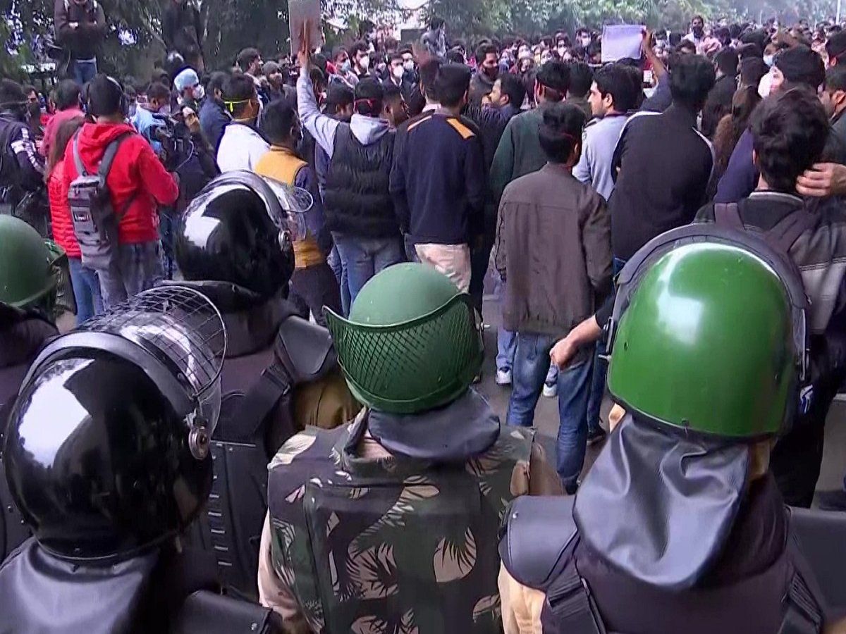 धरना दे रहे रेजिडेंट डॉक्टर्स से पुलिस का दुर्व्यवहार, स्वास्थ्य मंत्री मनसुख मंडाविया ने जताया खेद, कहा- जनहित में हड़ताल वापस ले लें