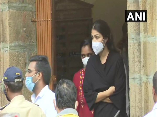 Rhea Chakraborthy arrested and her lawyer Satish Maneshinde says she was in love with a Drug Addict