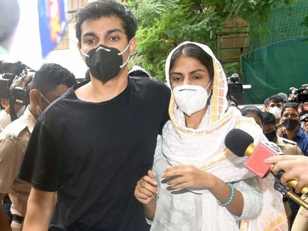 Rhea Chakraborty Brother Showik WhatsApp drug chat Now indrajit chakraborty confront CBI