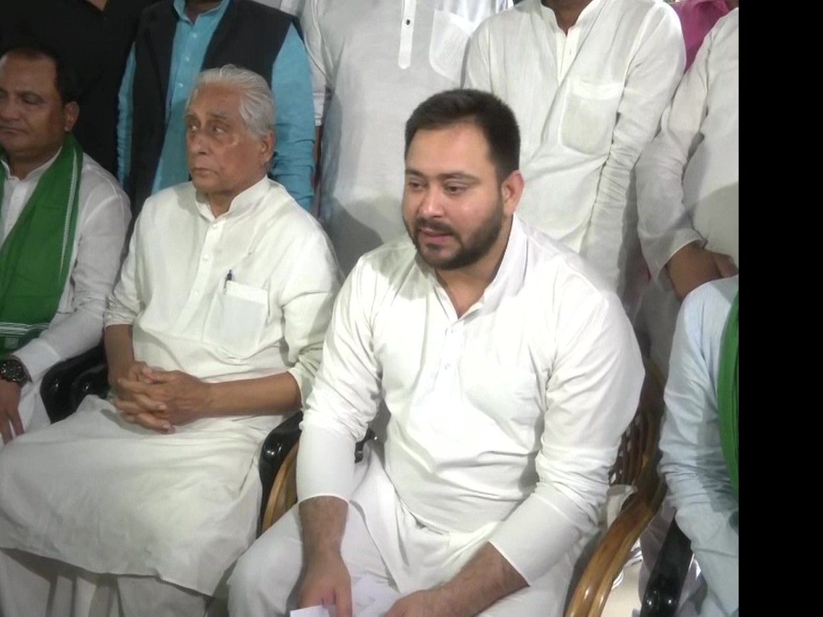 बिहार में असदुद्दीन ओवैसी की पार्टी AIMIM को बड़ा झटका, RJD में शामिल हुए 4 विधायक