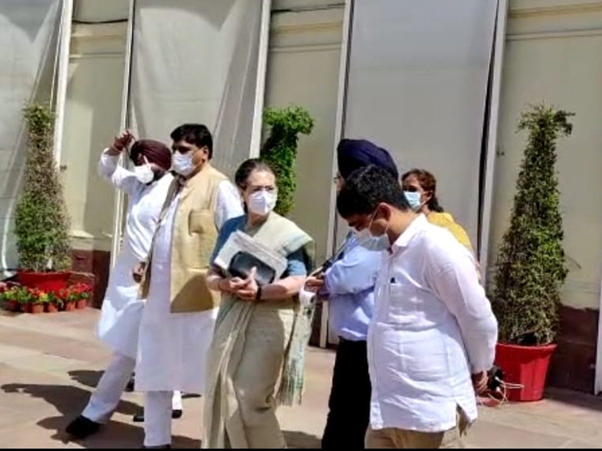 सोनिया गांधी के साथ पंजाब कांग्रेस की बैठक में बवाल, सांसदों ने पैसे लेकर टिकट बेचने के लगाए आरोप