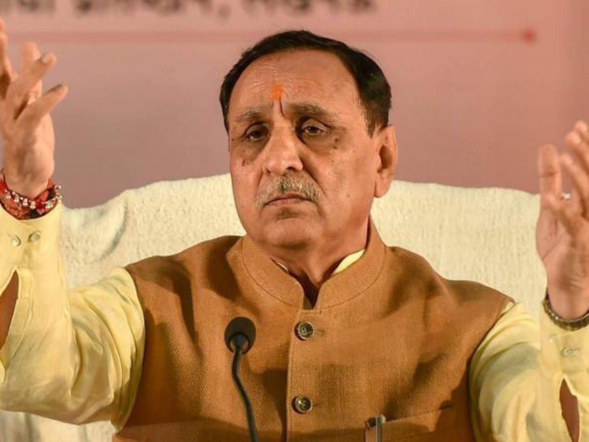 चुनाव रैली में मंच पर सीएम विजय रूपाणी को चक्कर आया, हालत स्थिर