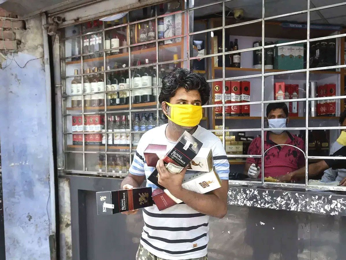 Delhi Lockdown:दिल्ली में शराब खरीदने को ठेकों पर टूटी भीड़, याद आ गया पिछले लॉकडाउन का मंजर