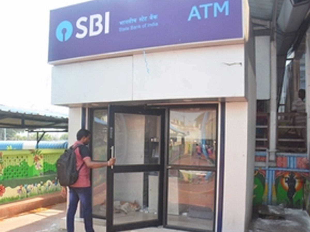 ATM पर मिलते हैं आपको ये अधिकार, 100 रुपये प्रतिदिन का ले सकते हैं हर्जाना