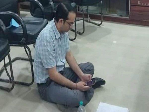 Pratapgarh SDM sit on dharna with family against DM got suspended