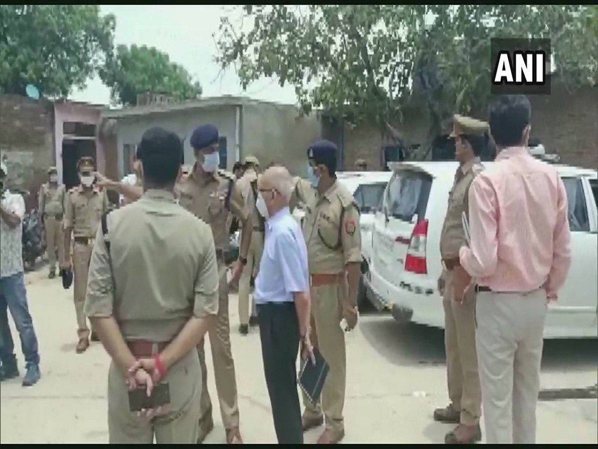 Kanpur: विकास दुबे के गांव बिकरू में पहुंची SIT की टीम, योगी सरकार को सौंपनी हैं रिपोर्ट